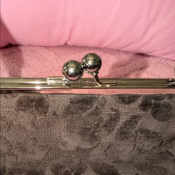 Glenda Gies Chic Black Floral Clutch - Picture 5 of 11